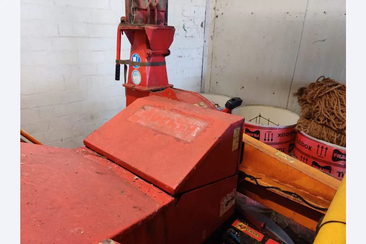 Različna oprema za menze in delavnice z območja pristanišča-16