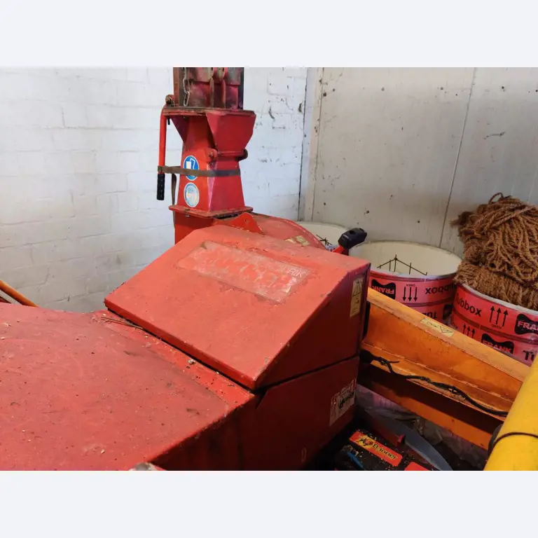 Različna oprema za menze in delavnice z območja pristanišča-16