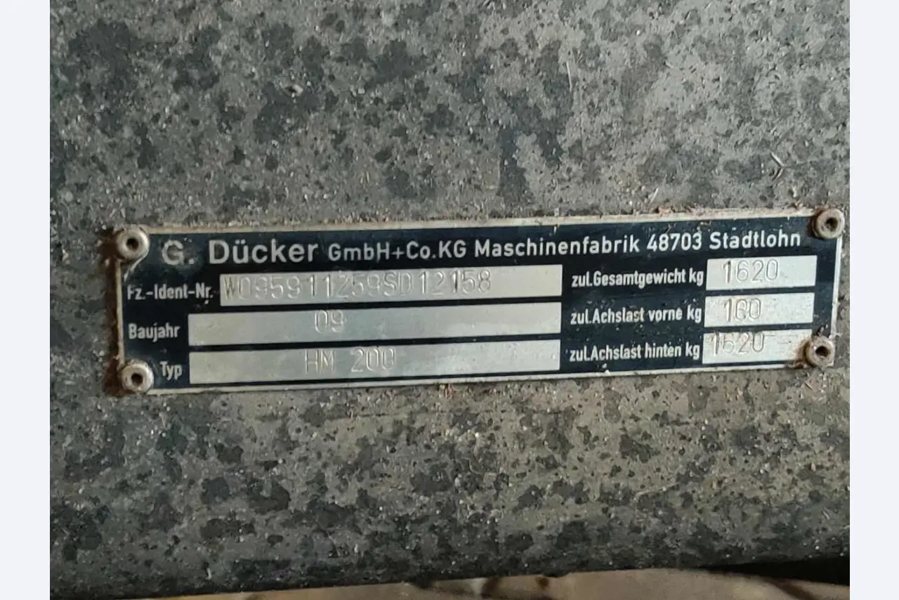 Različna oprema za menze in delavnice z območja pristanišča-17