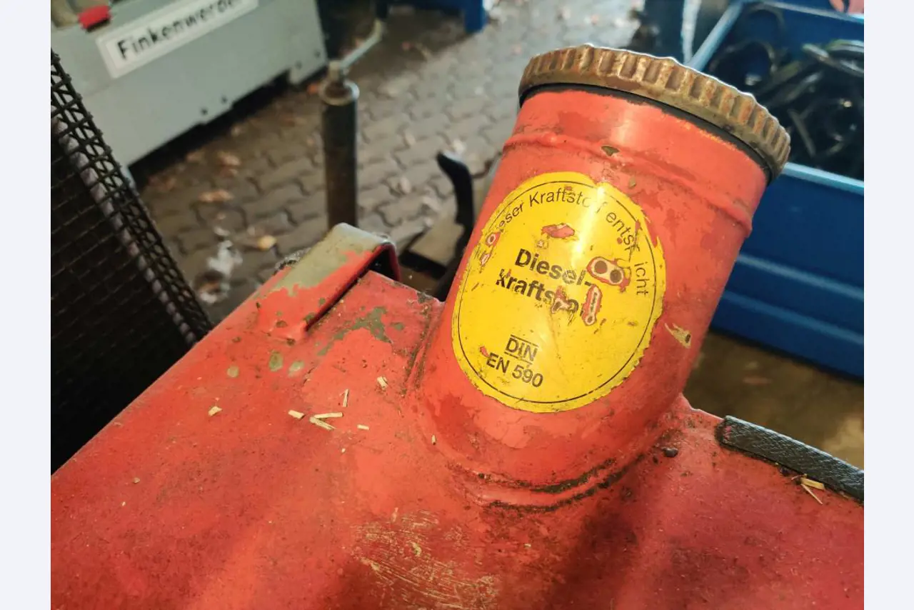 Različna oprema za menze in delavnice z območja pristanišča-19