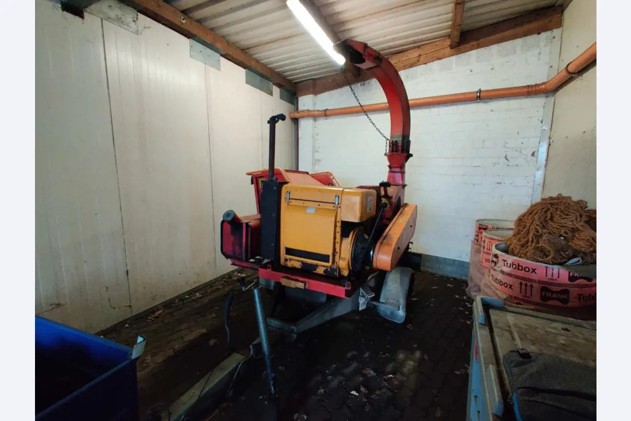 Različna oprema za menze in delavnice z območja pristanišča-20