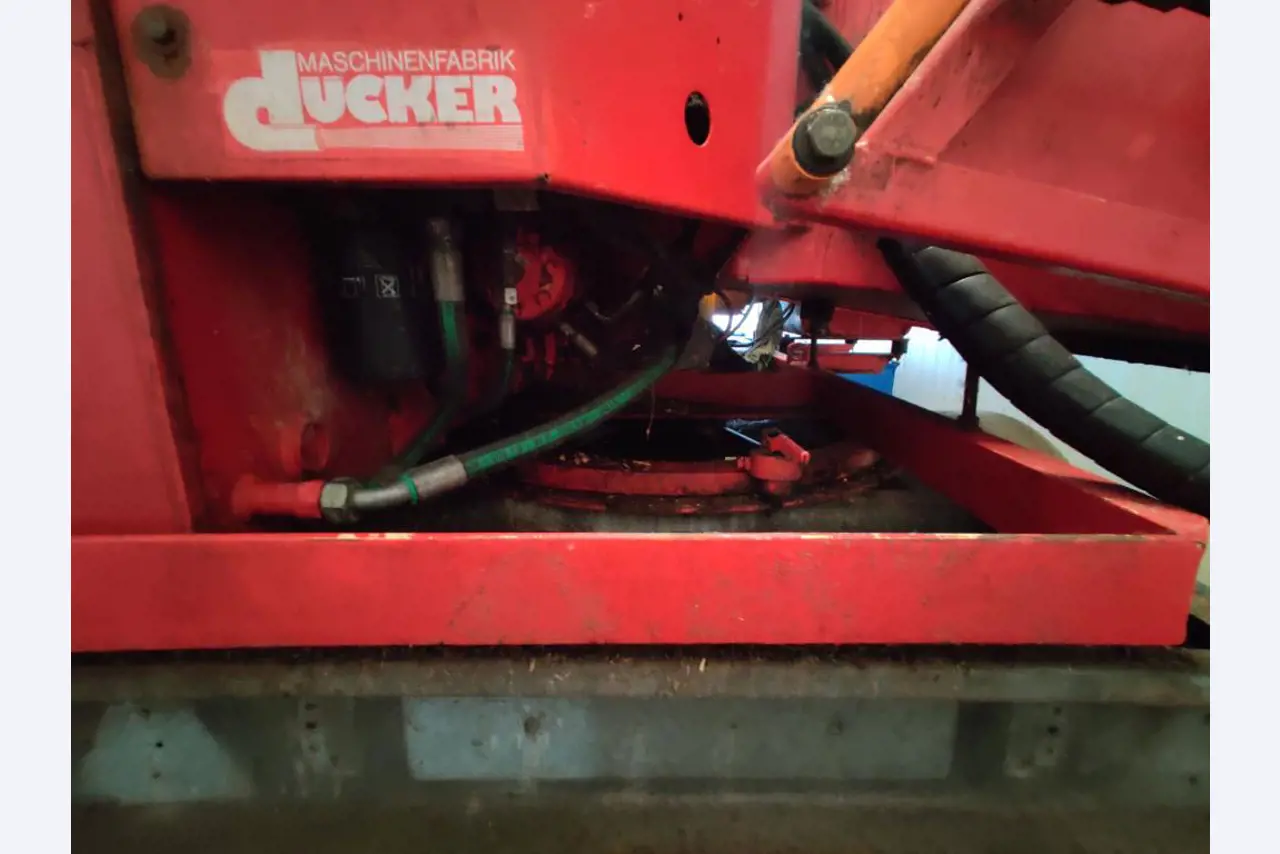 Werkplaats/benodigdheden voor loodgieterswerk uit het havengebied-4