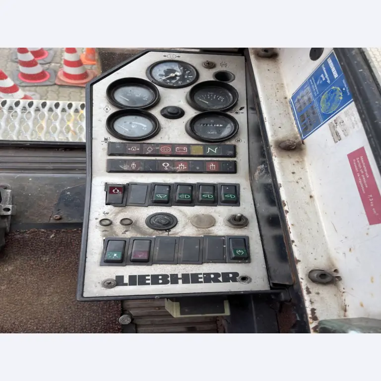 Različna oprema za menze in delavnice z območja pristanišča-10