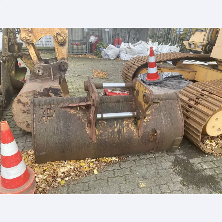 Različna oprema za menze in delavnice z območja pristanišča-4