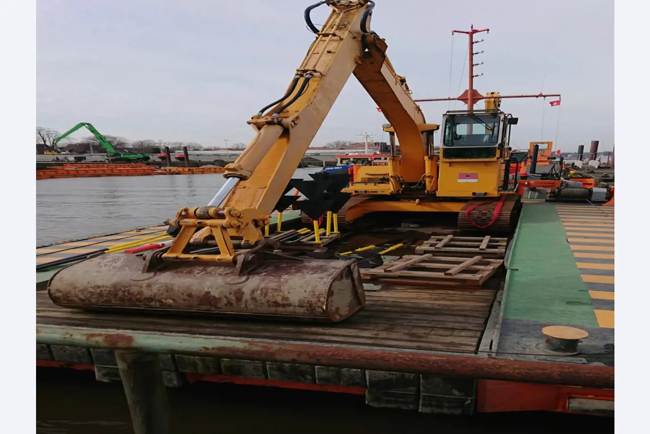 Različna oprema za menze in delavnice z območja pristanišča-7