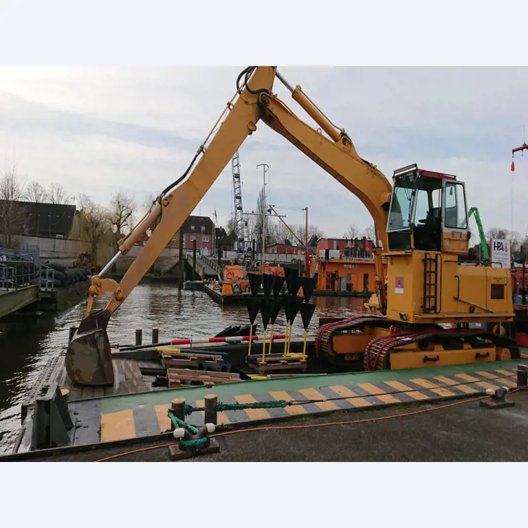 Različna oprema za menze in delavnice z območja pristanišča-1