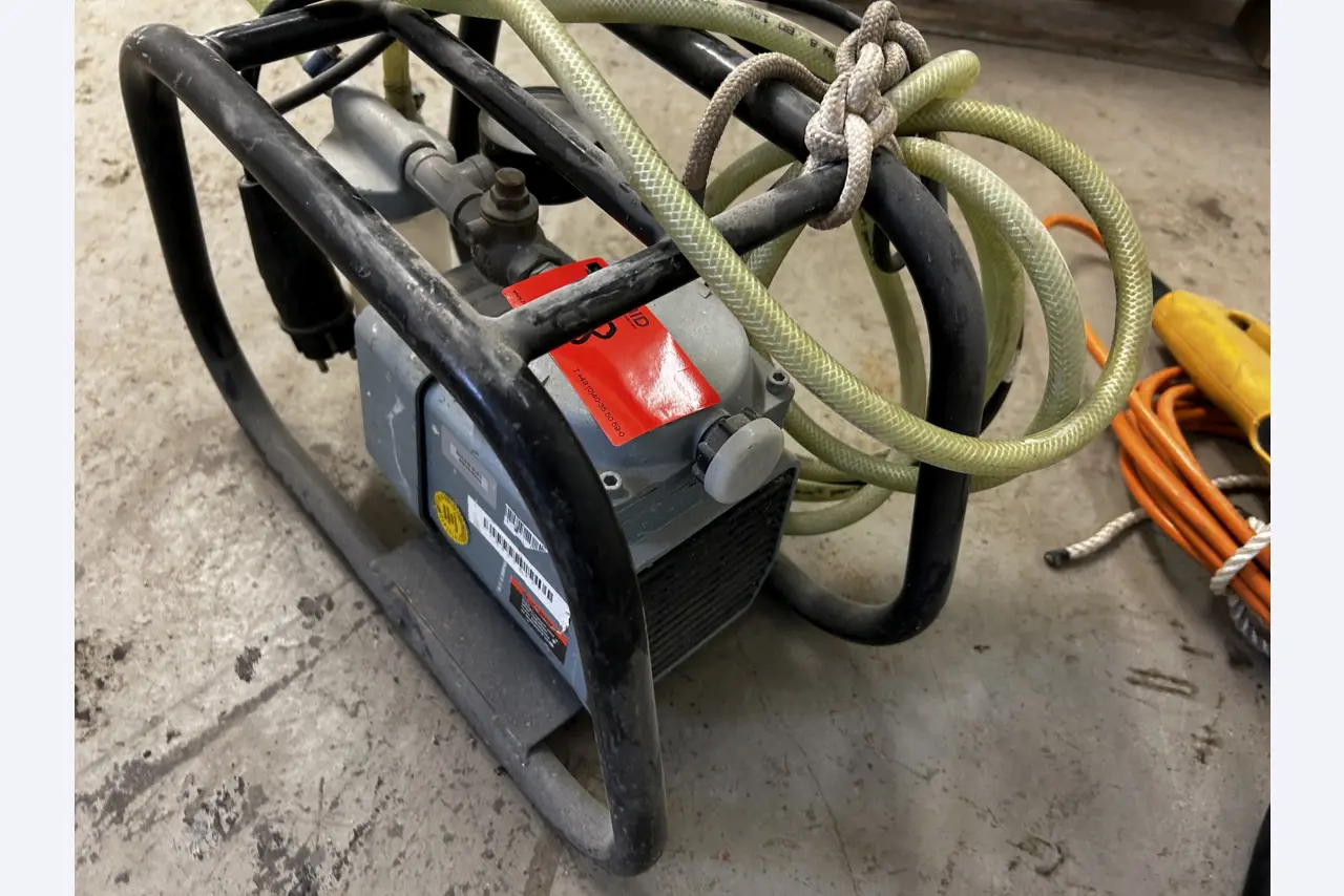 Werkstatt/ Klempnereinrichtung aus dem Hafenumfeld-5