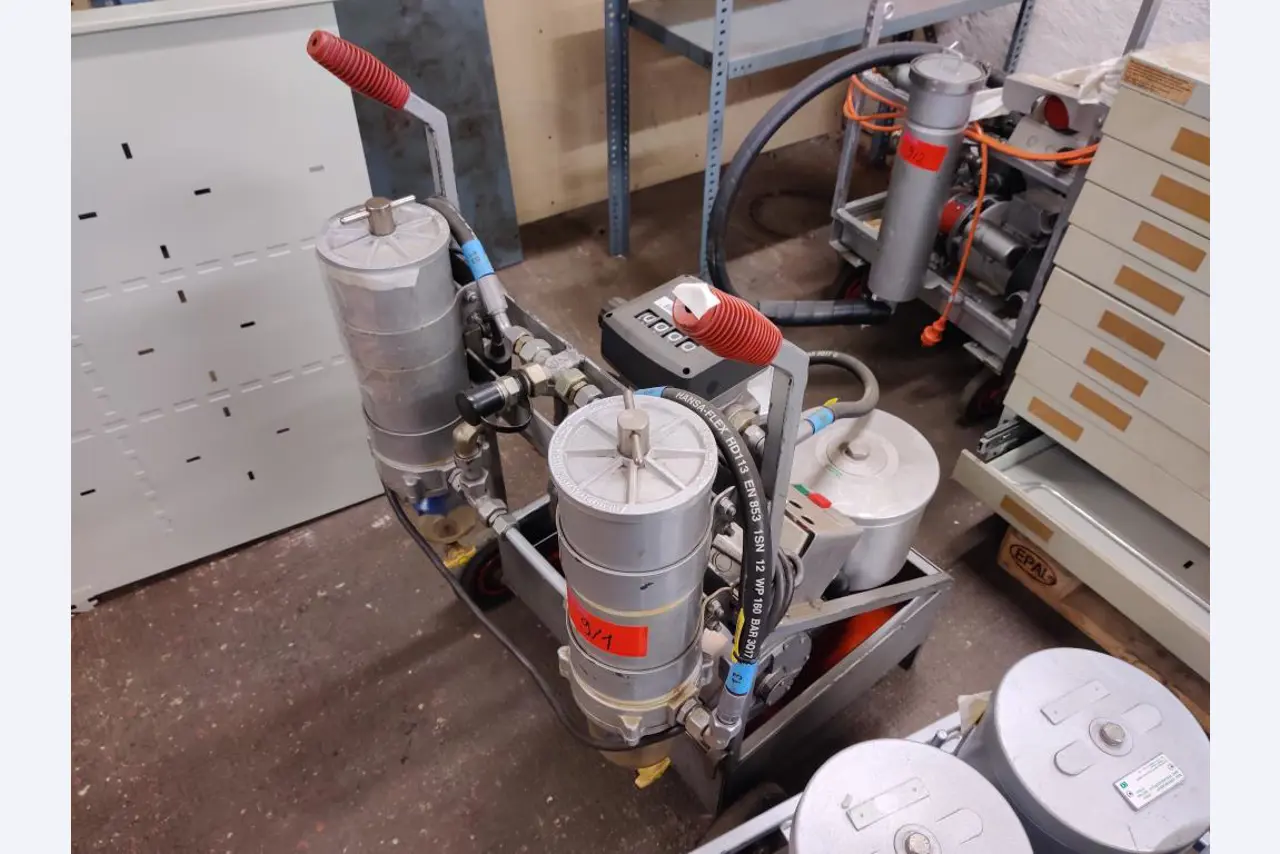 div. Kantineneinrichtung sowie Werkstattzubehör aus dem Hafenumfeld-1