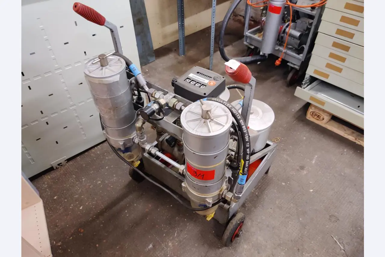 div. Kantineneinrichtung sowie Werkstattzubehör aus dem Hafenumfeld-2