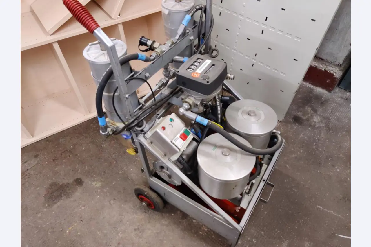 div. Kantineneinrichtung sowie Werkstattzubehör aus dem Hafenumfeld-3