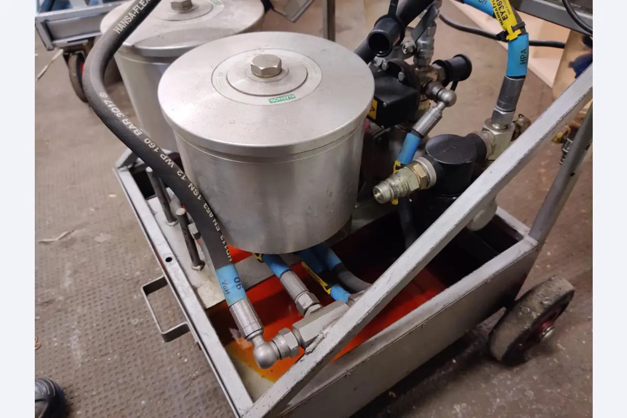 div. Kantineneinrichtung sowie Werkstattzubehör aus dem Hafenumfeld-6