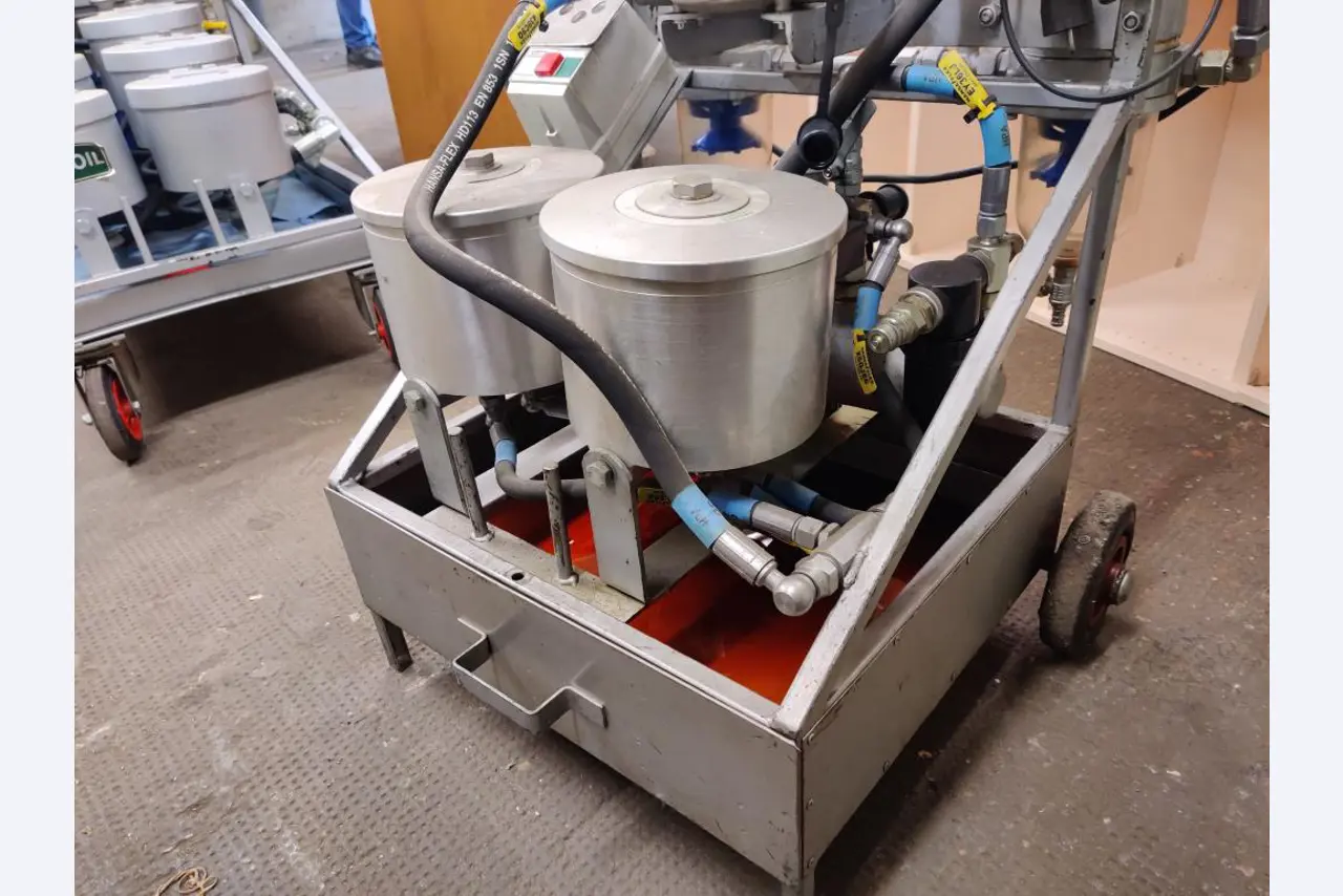 div. Kantineneinrichtung sowie Werkstattzubehör aus dem Hafenumfeld-8