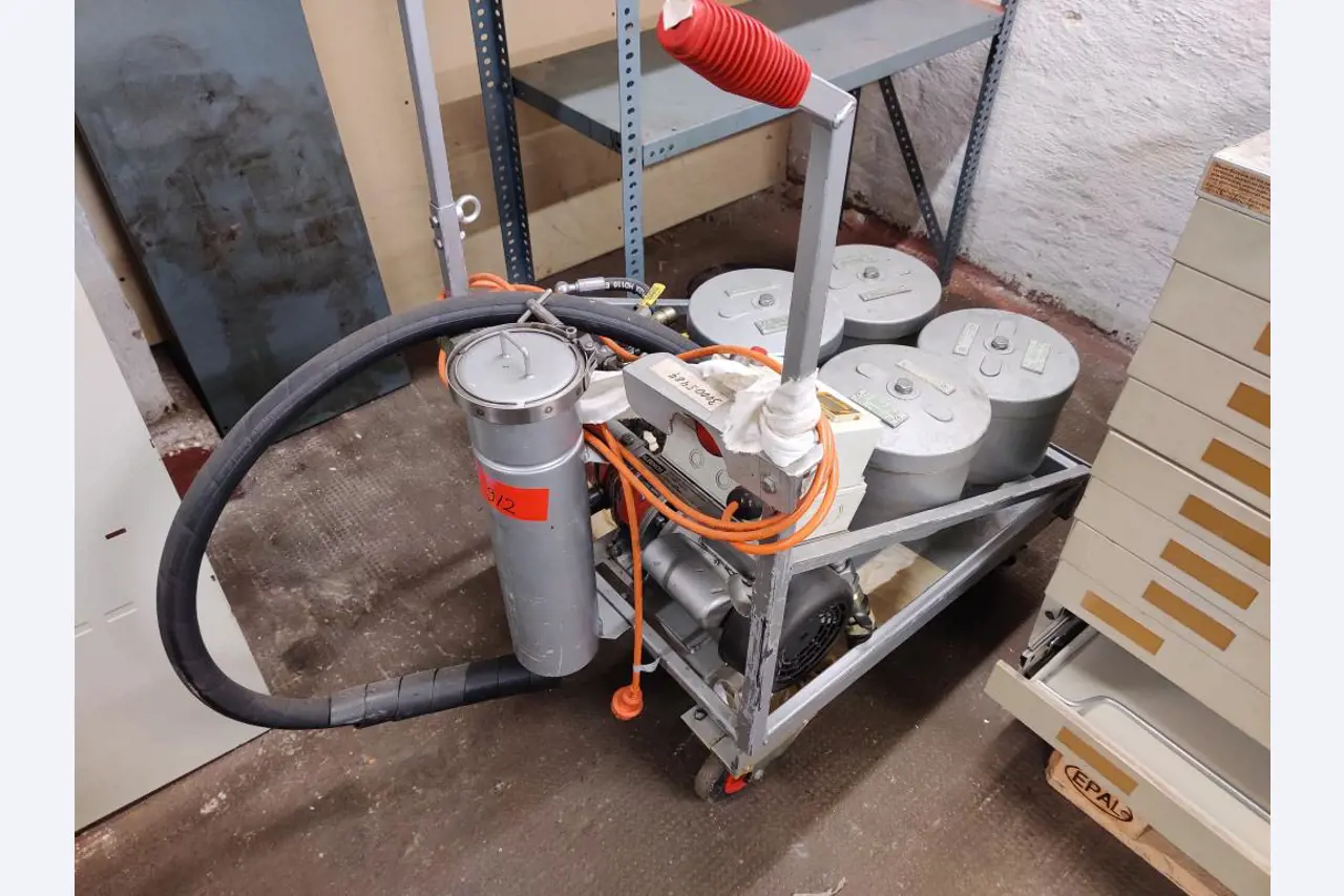 div. Kantineneinrichtung sowie Werkstattzubehör aus dem Hafenumfeld-1