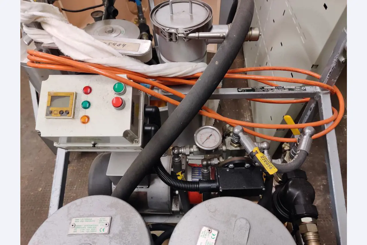 div. Kantineneinrichtung sowie Werkstattzubehör aus dem Hafenumfeld-4