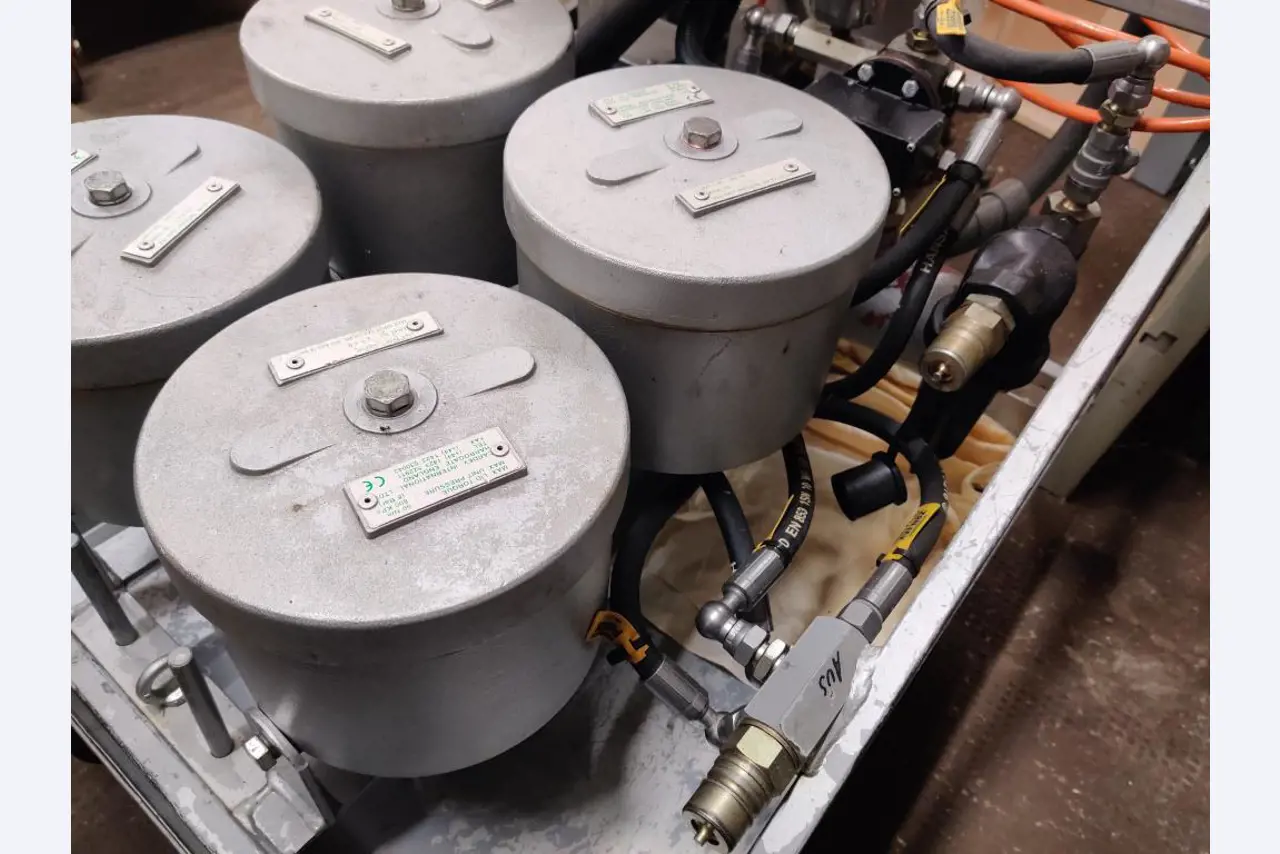 div. Kantineneinrichtung sowie Werkstattzubehör aus dem Hafenumfeld-5