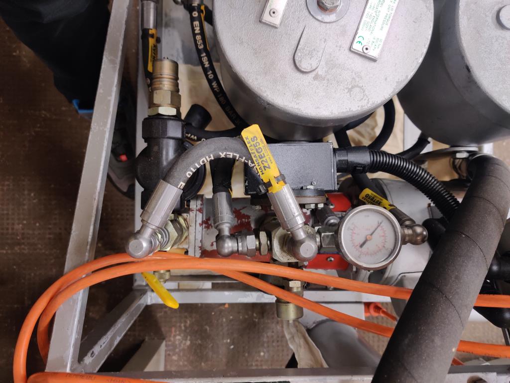 Diversos equipos de comedor y accesorios de taller de la zona portuaria-7