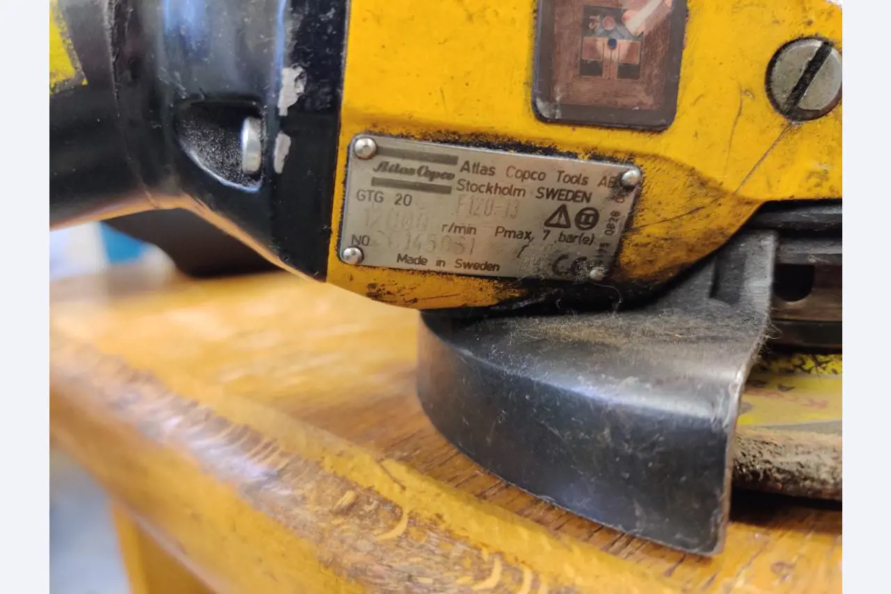 Werkplaats/benodigdheden voor loodgieterswerk uit het havengebied-2