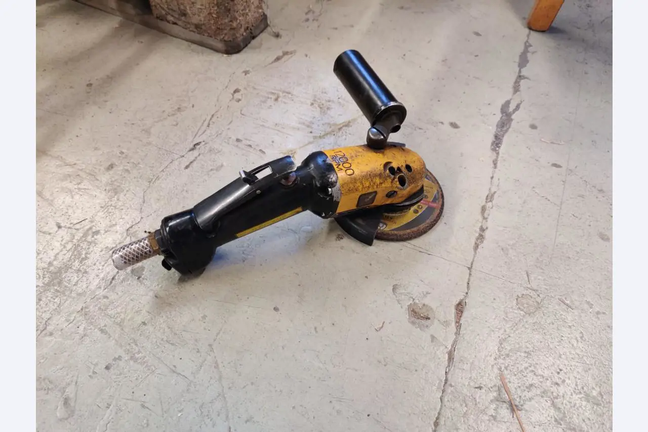 Werkplaats/benodigdheden voor loodgieterswerk uit het havengebied-4