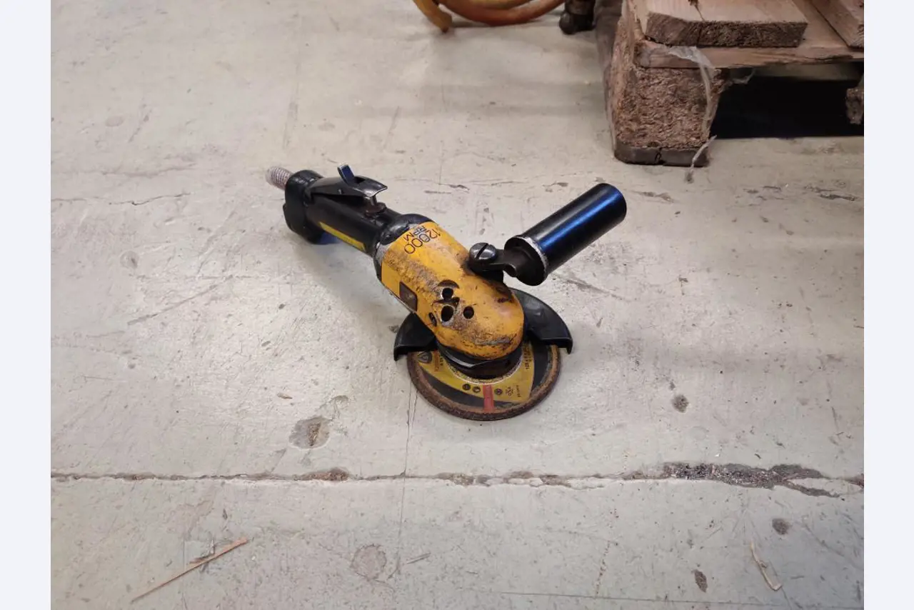 Werkplaats/benodigdheden voor loodgieterswerk uit het havengebied-5