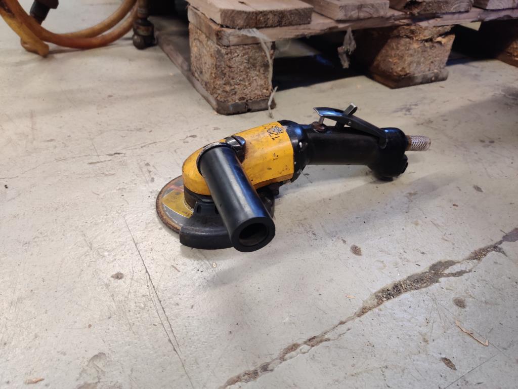 Equipos de taller y fontanería de la zona portuaria-1