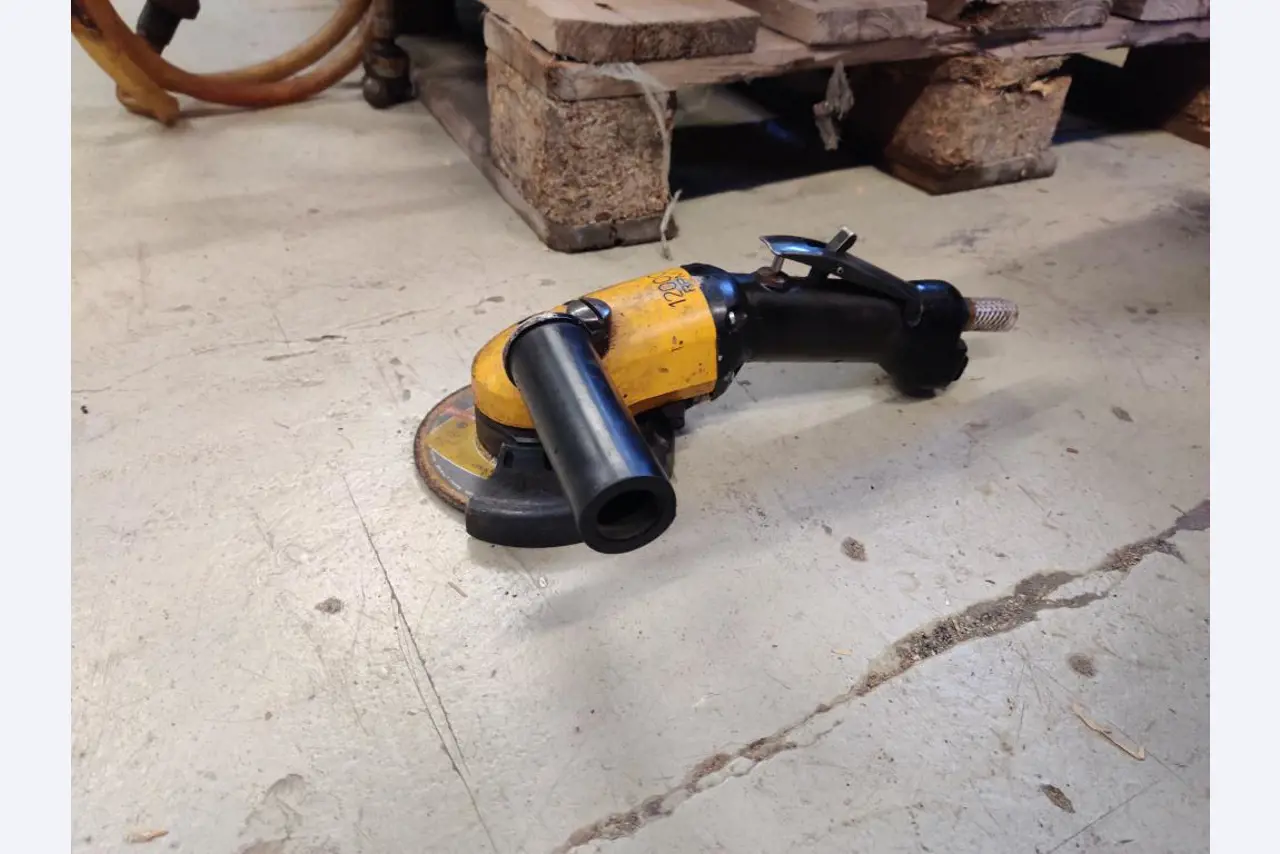 Werkplaats/benodigdheden voor loodgieterswerk uit het havengebied-1