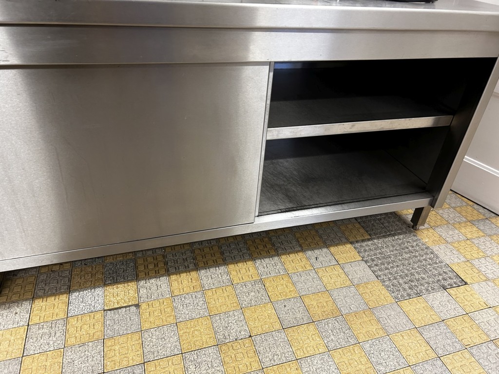 Diversos equipamentos de cantina e acessórios de oficina da zona portuária-10