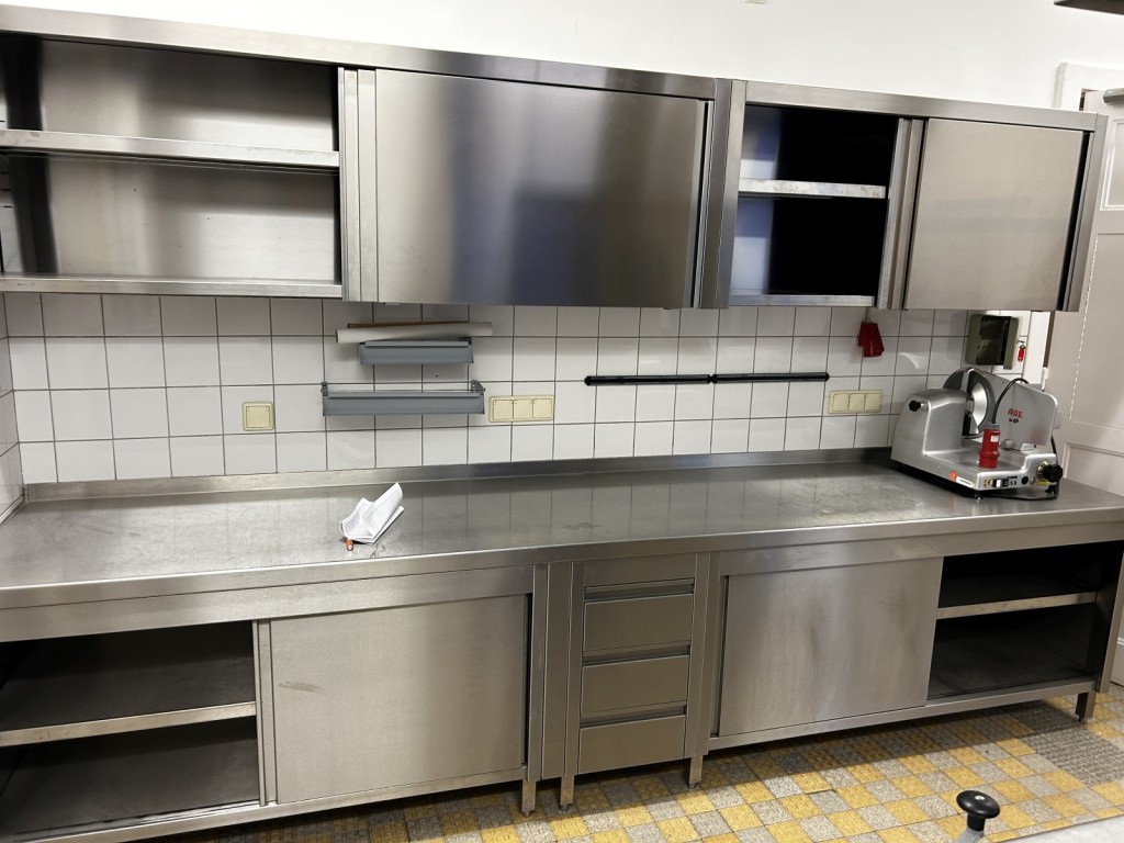 Diversos equipamentos de cantina e acessórios de oficina da zona portuária-11