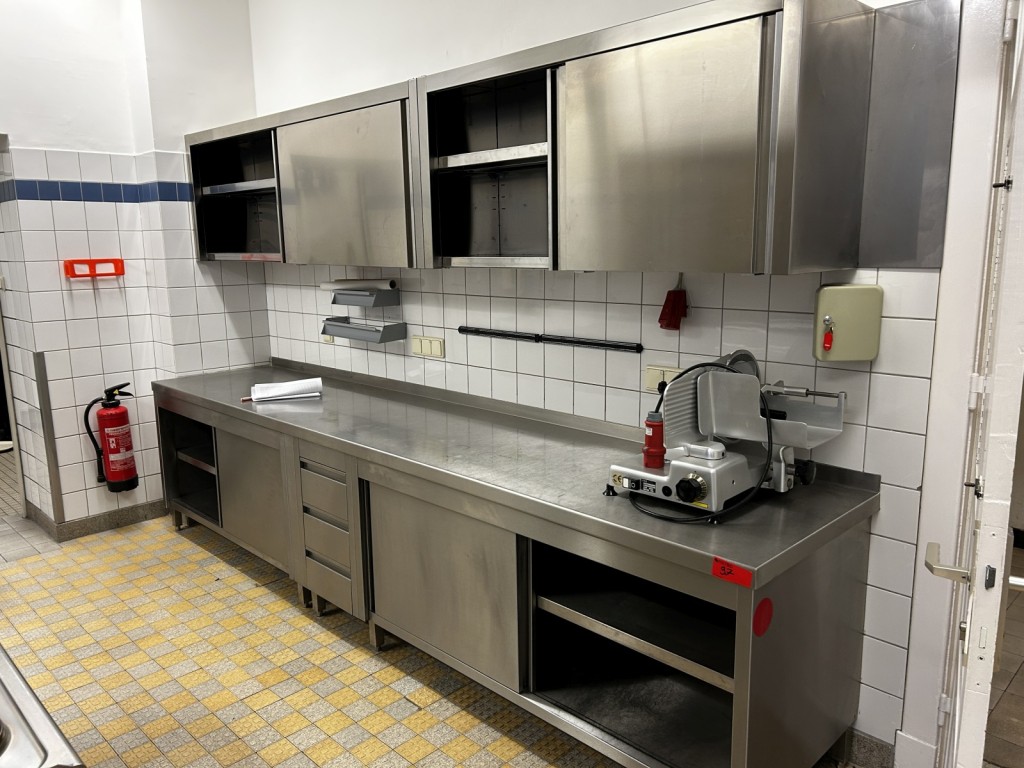 Diversos equipamentos de cantina e acessórios de oficina da zona portuária-1