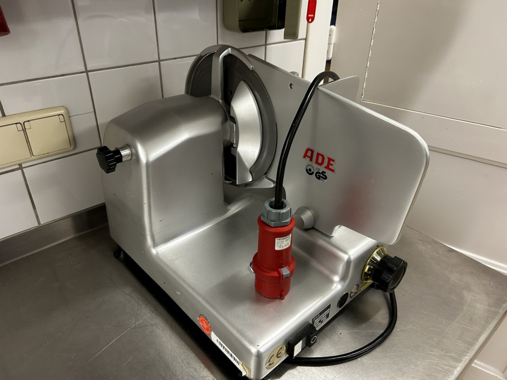 Diversos equipamentos de cantina e acessórios de oficina da zona portuária-3