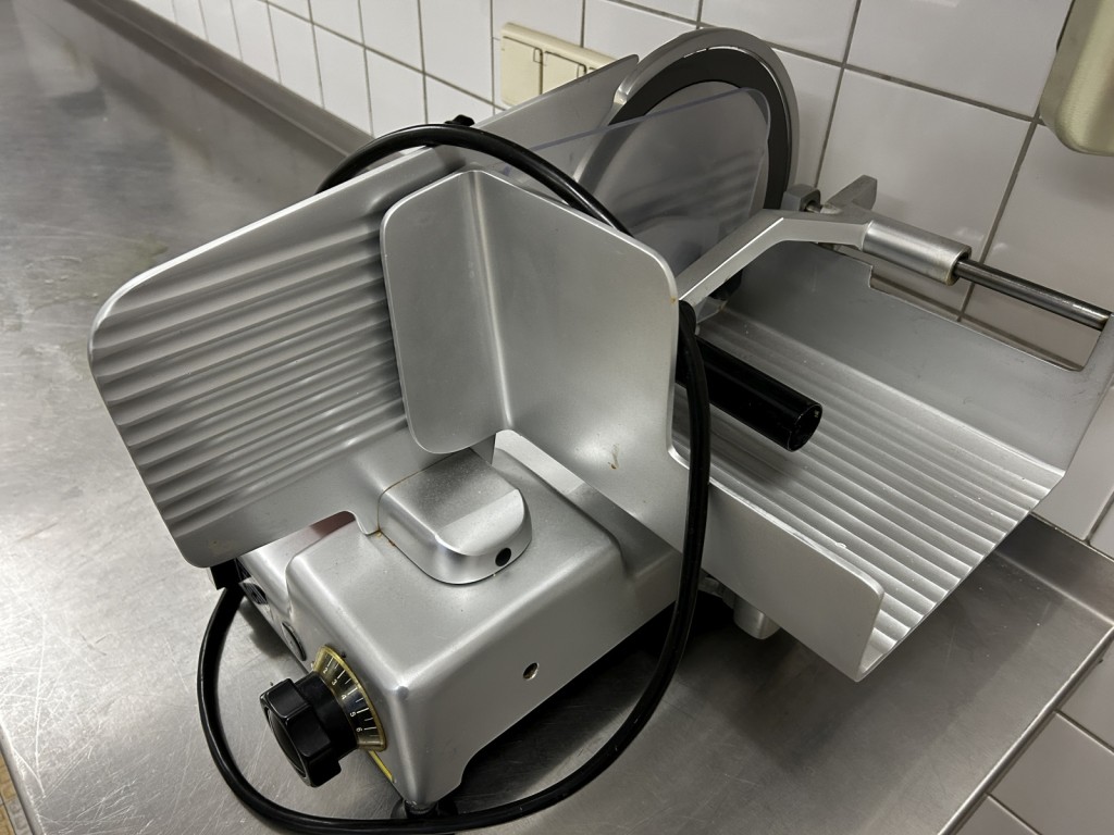 Diversos equipamentos de cantina e acessórios de oficina da zona portuária-4