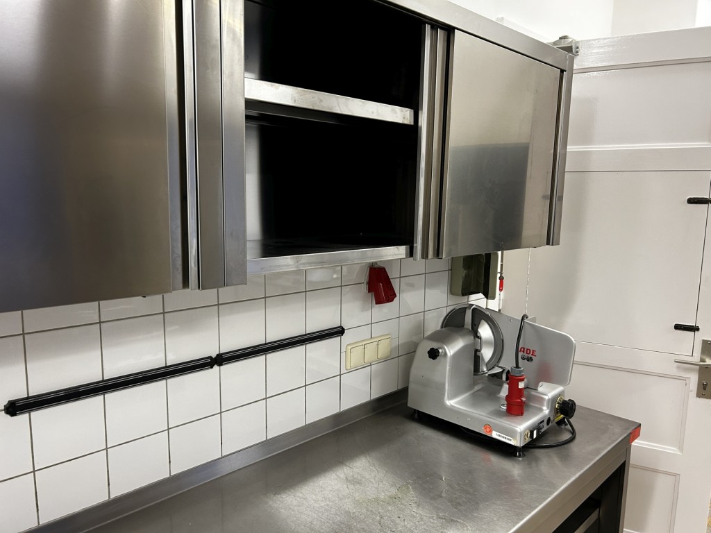 Diversos equipamentos de cantina e acessórios de oficina da zona portuária-5