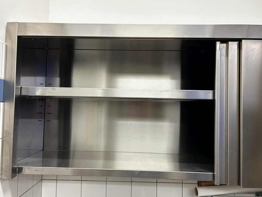 Diversos equipamentos de cantina e acessórios de oficina da zona portuária-6