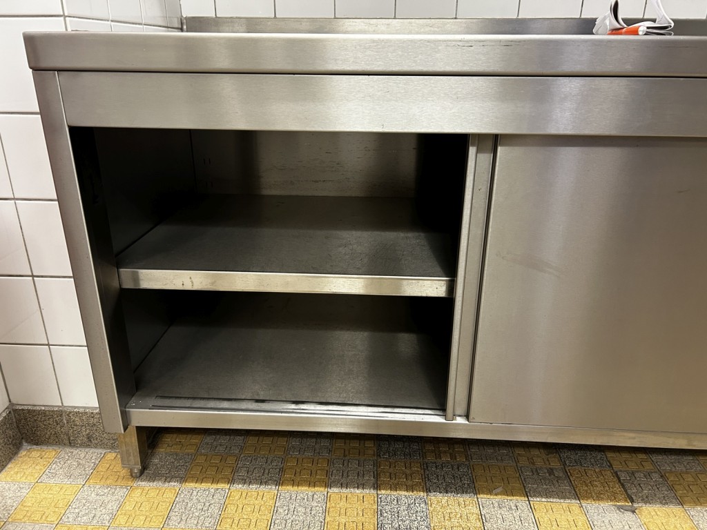 Diversos equipamentos de cantina e acessórios de oficina da zona portuária-7