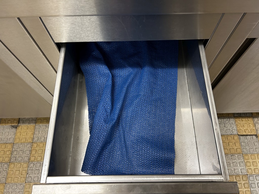 Diversos equipamentos de cantina e acessórios de oficina da zona portuária-8