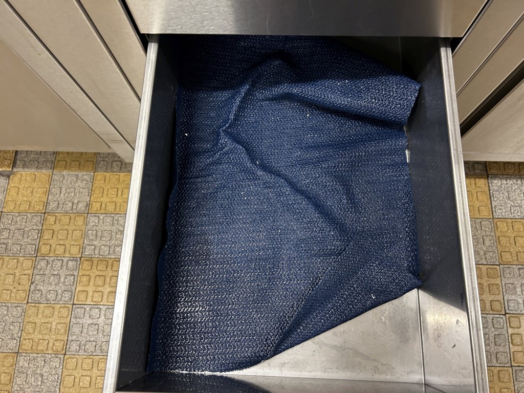 Diversos equipamentos de cantina e acessórios de oficina da zona portuária-9