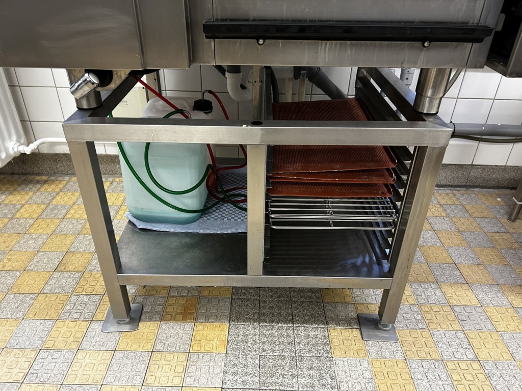 div. Kantineneinrichtung sowie Werkstattzubehör aus dem Hafenumfeld-6