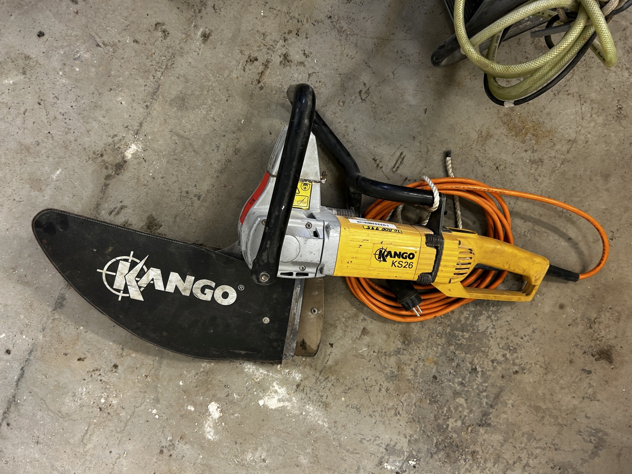 Diversos equipamentos de cantina e acessórios de oficina da zona portuária-1