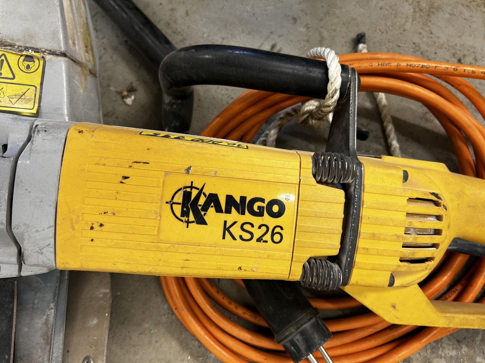 Diversos equipamentos de cantina e acessórios de oficina da zona portuária-2