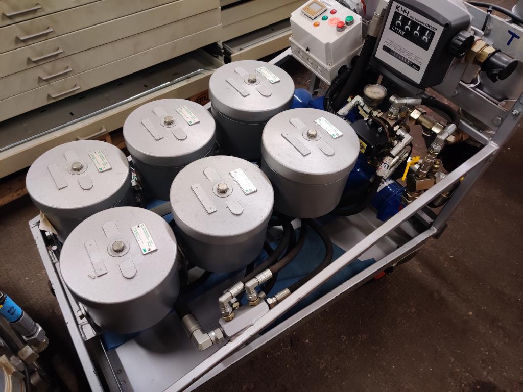 Diversos equipamentos de cantina e acessórios de oficina da zona portuária-6