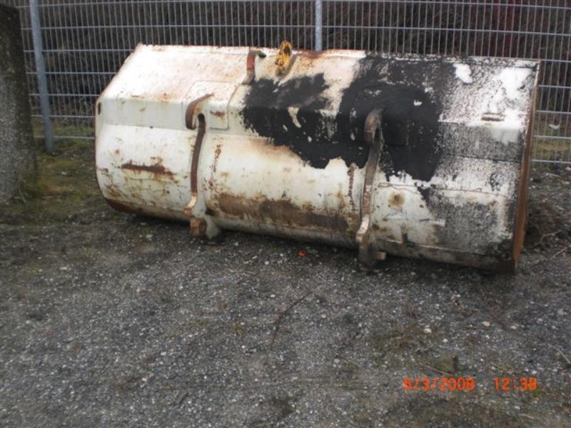 1 pequeno trator elétrico para aviões e <br>
1 carrinha VW T5 com danos no motor
-2