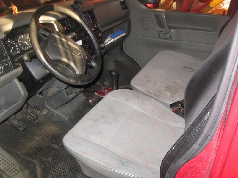 1 pequeno trator elétrico para aviões e <br>
1 carrinha VW T5 com danos no motor
-11