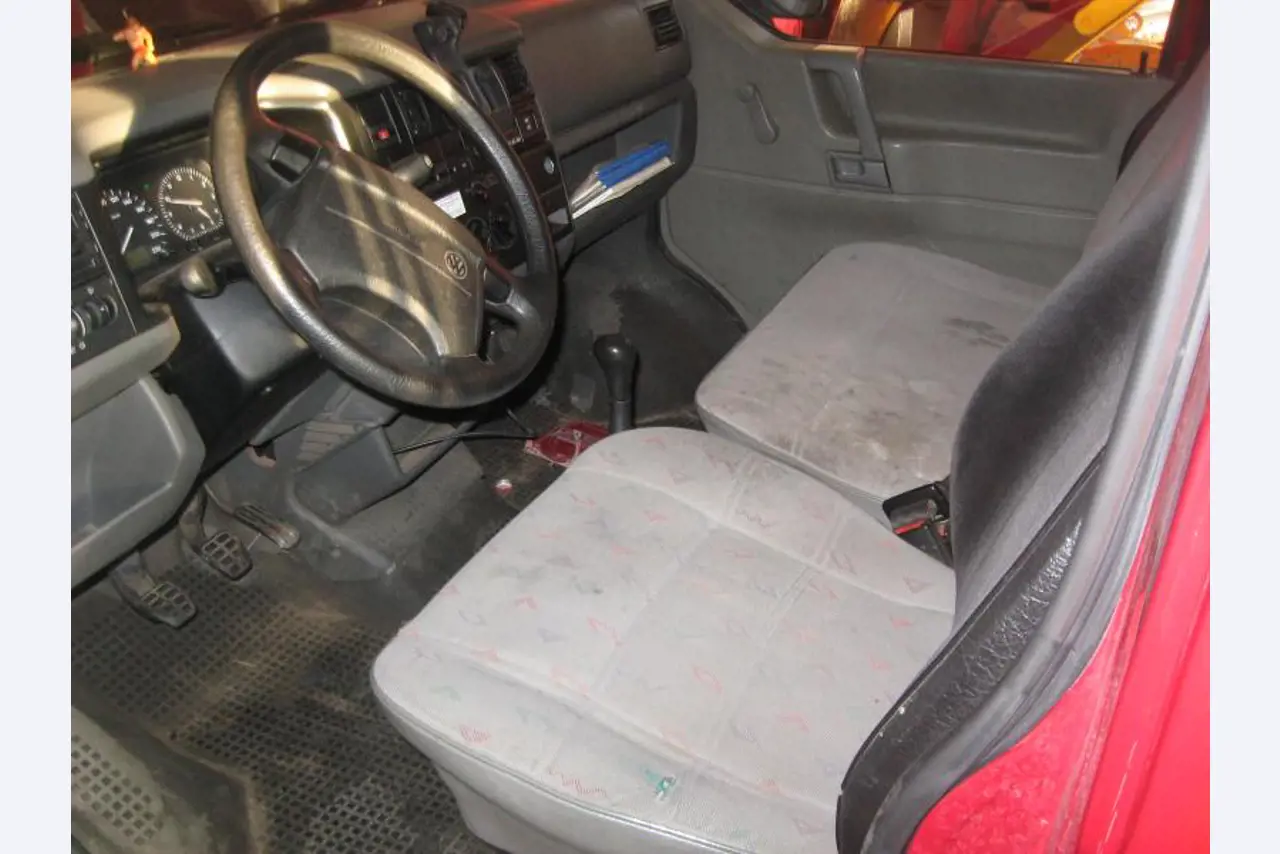 1 pequeño tractor eléctrico de avión y <br>
1 furgoneta VW T5 con daños en el motor
-11