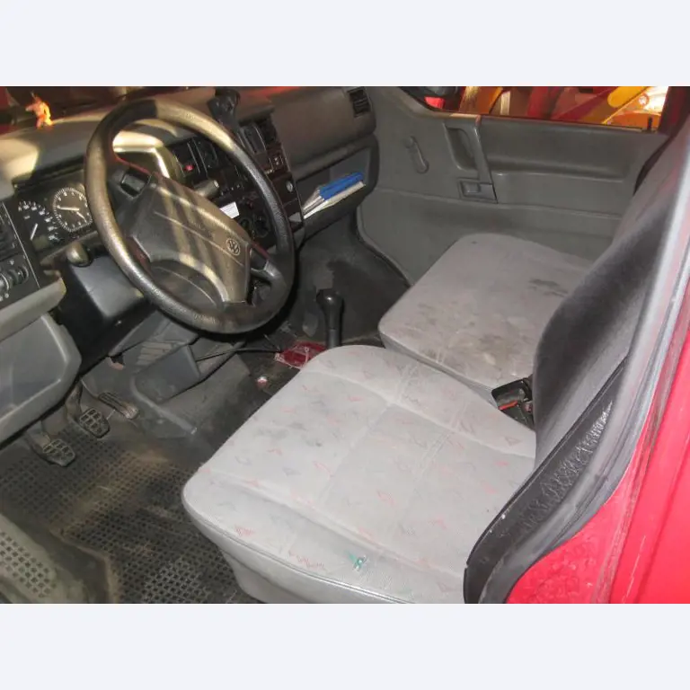 1 pequeño tractor eléctrico de avión y <br>
1 furgoneta VW T5 con daños en el motor
-11
