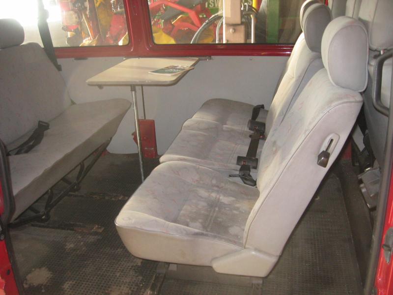 1 pequeno trator elétrico para aviões e <br>
1 carrinha VW T5 com danos no motor
-12