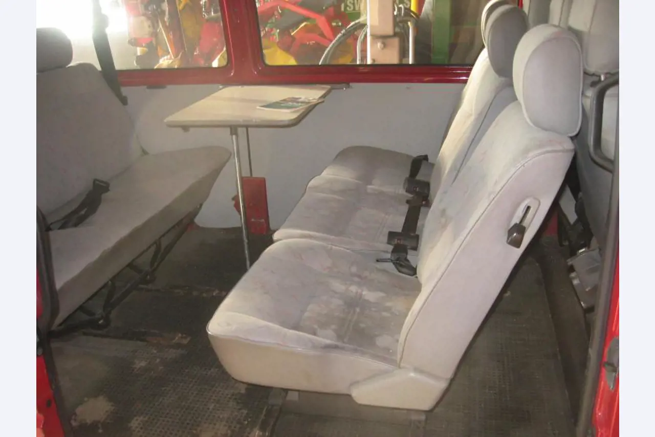 1 pequeño tractor eléctrico de avión y <br>
1 furgoneta VW T5 con daños en el motor
-12