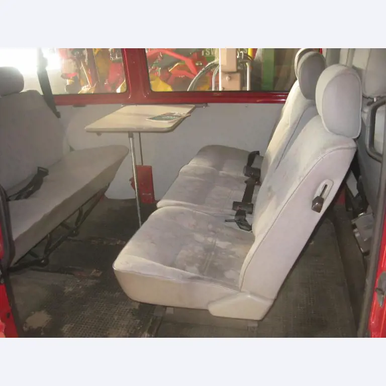 1 pequeño tractor eléctrico de avión y <br>
1 furgoneta VW T5 con daños en el motor
-12