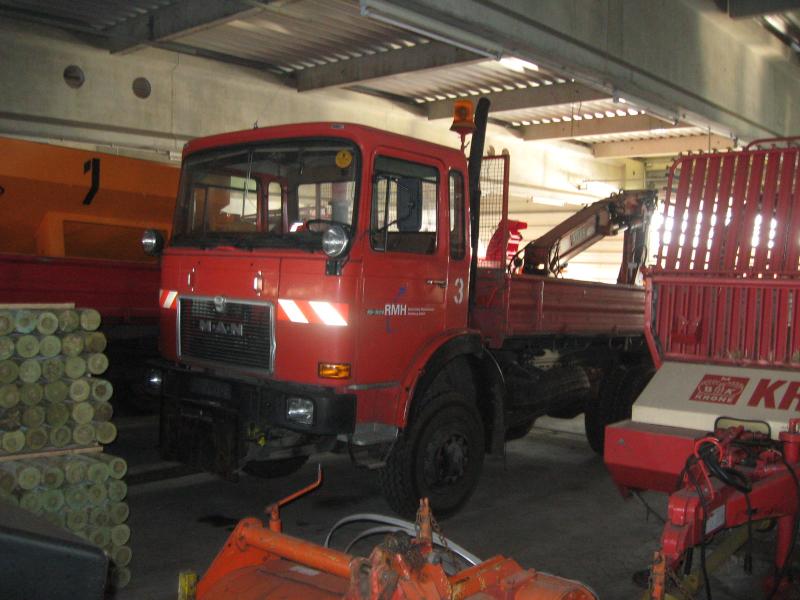 1 pequeno trator elétrico para aviões e <br>
1 carrinha VW T5 com danos no motor
-13