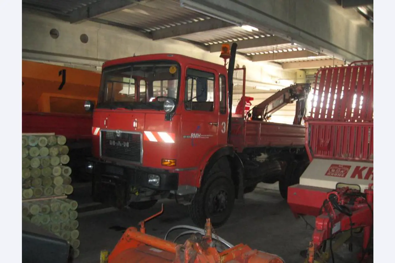 1 pequeño tractor eléctrico de avión y <br>
1 furgoneta VW T5 con daños en el motor
-13