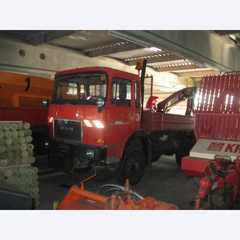 1 pequeño tractor eléctrico de avión y <br>
1 furgoneta VW T5 con daños en el motor
-13