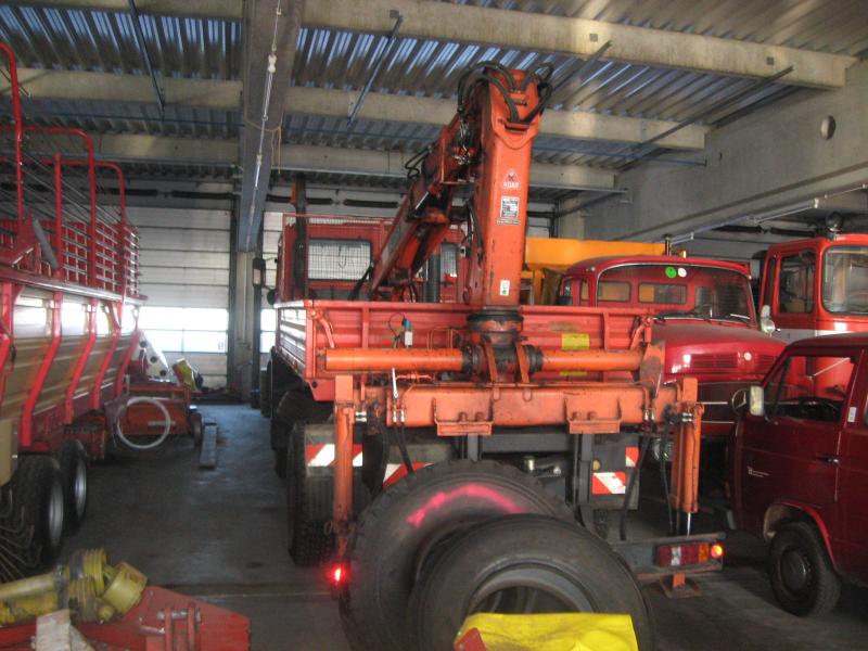 1 pequeno trator elétrico para aviões e <br>
1 carrinha VW T5 com danos no motor
-14